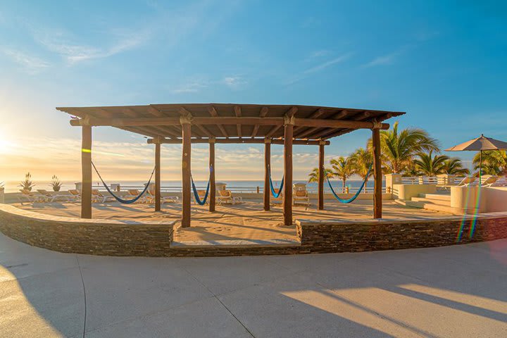 Área de hamacas en la playa