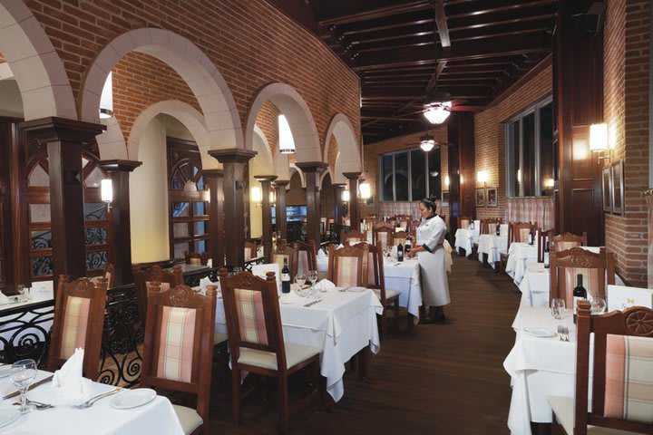 El hotel cuenta con seis restaurantes