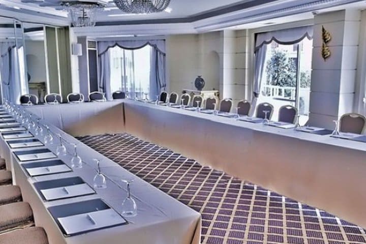 La capacidad máxima de los salones para eventos en el hotel St George Lycabettus es de 1,000 invitados