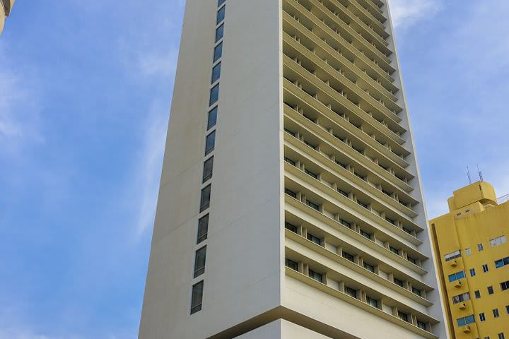 El hotel está frente a la playa