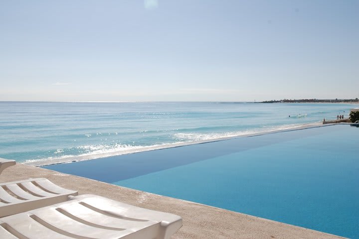 La piscina del resort goza de vistas panorámicas del mar Caribe