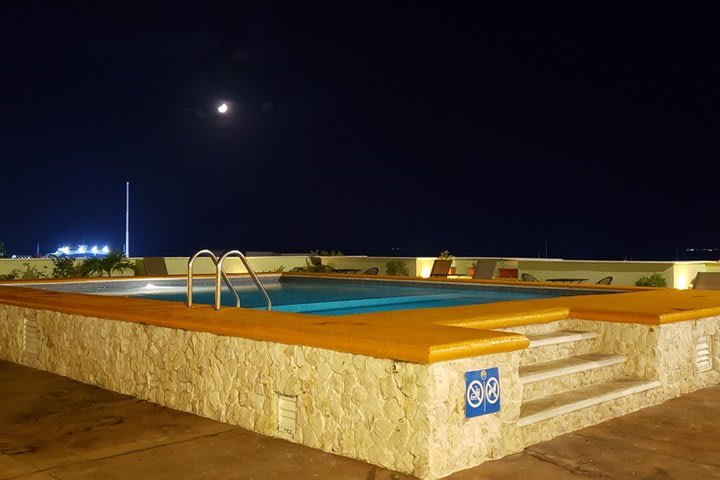 Vista nocturna de la piscina