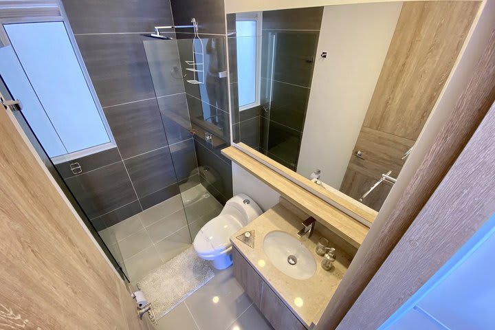 Baño del apartasuite SMR335A