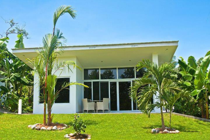 Exterior de una cabaña en el Bocas del Mar en Boca Chica