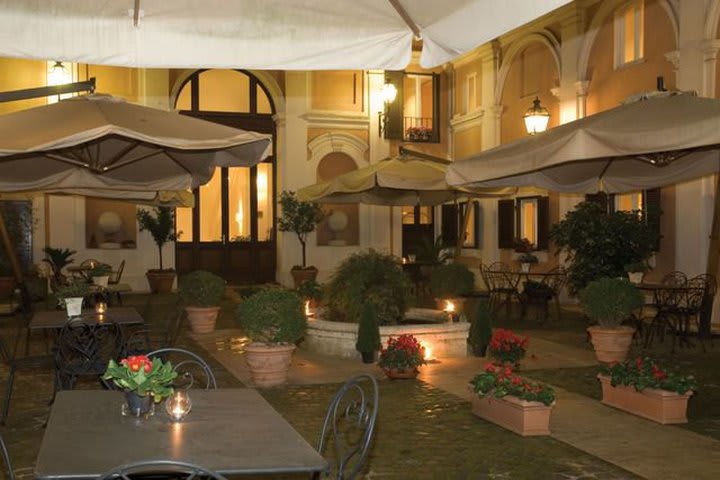 Jardín interior del Hotel Antico Palazzo Rospigliosi en Roma