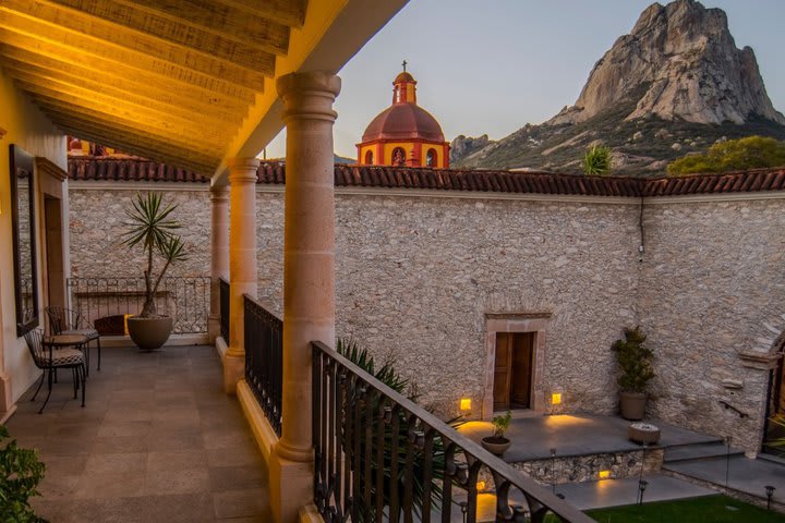 Vista de noche de la Peña de Bernal