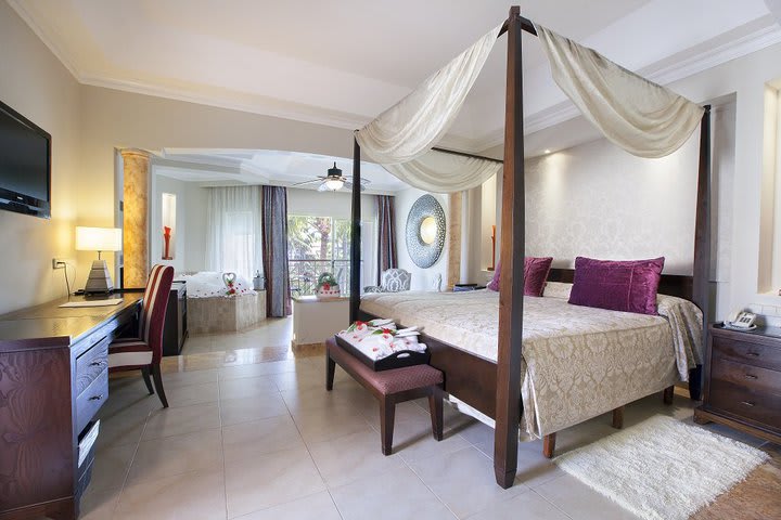 Colonial Junior Suite with Jacuzzi