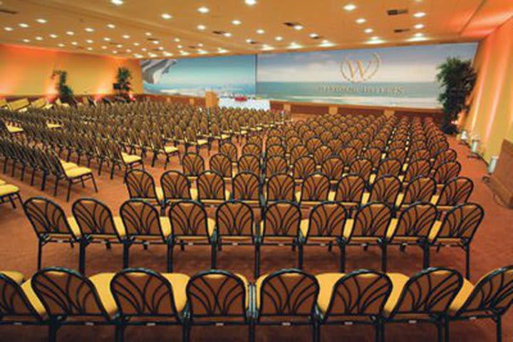 El hotel Windsor Barra cuenta con salones de conferencia con capacidad para 1,120 invitados