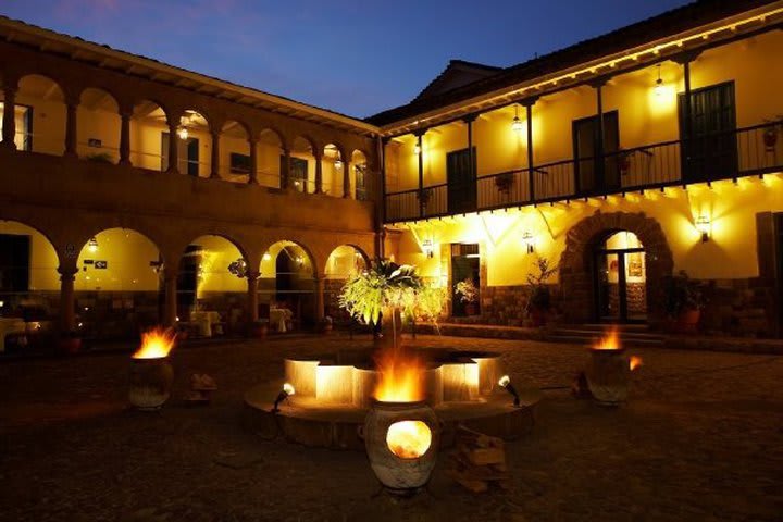 View of the courtyard at Libertador Palacio del Inka at dusk, hotel in Cusco