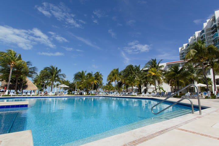 La piscina cuenta con vista al mar