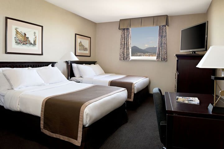 Standard guest room with two beds at the Ramada Limited hotel in Vancouver