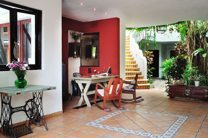 Interior del hotel Quinto Sol en la Quinta Avenida de Playa del Carmen