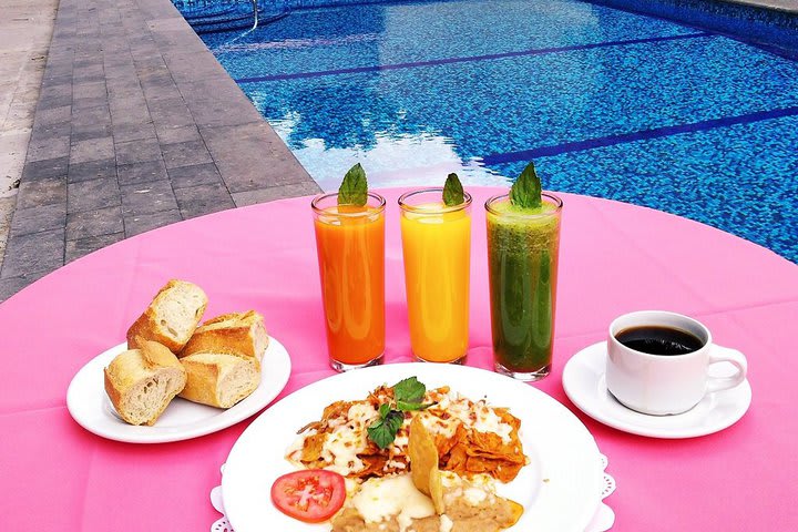 Servicio de desayuno junto a la piscina