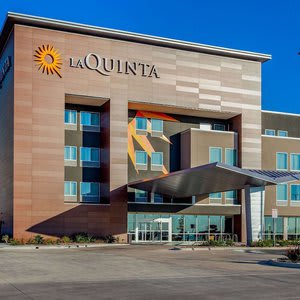 La Quinta Inn & Suites by Wyndham San Antonio Alamo City