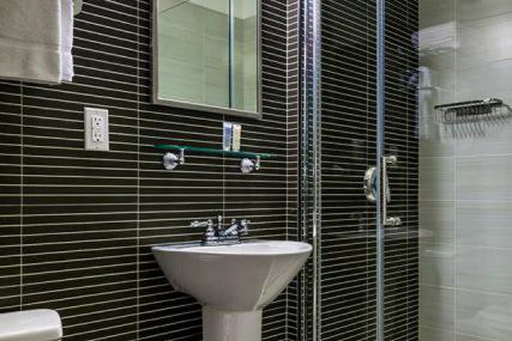 Baño de huéspedes del hotel Seton en Nueva York