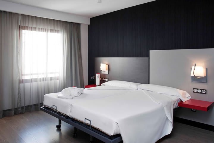 Hay habitaciones para personas con discapacidades en el Hotel Confortel Suites Madrid