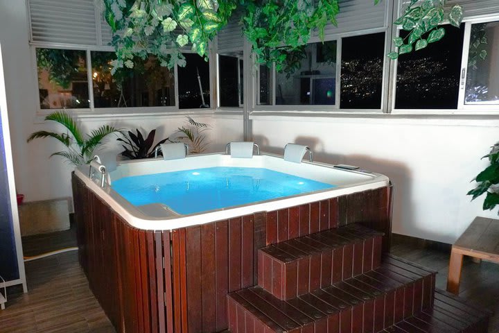 Vista nocturna del jacuzzi