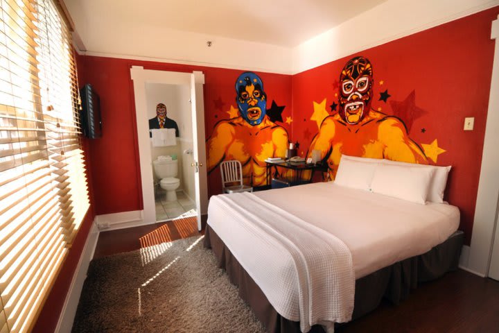 Personajes de la lucha libre en una de las habitaciones del Hotel Des Arts