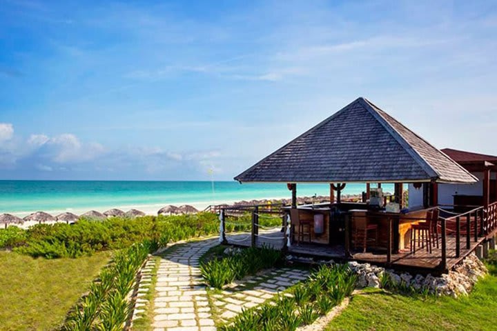 Bar to enjoy cocktails near the beach