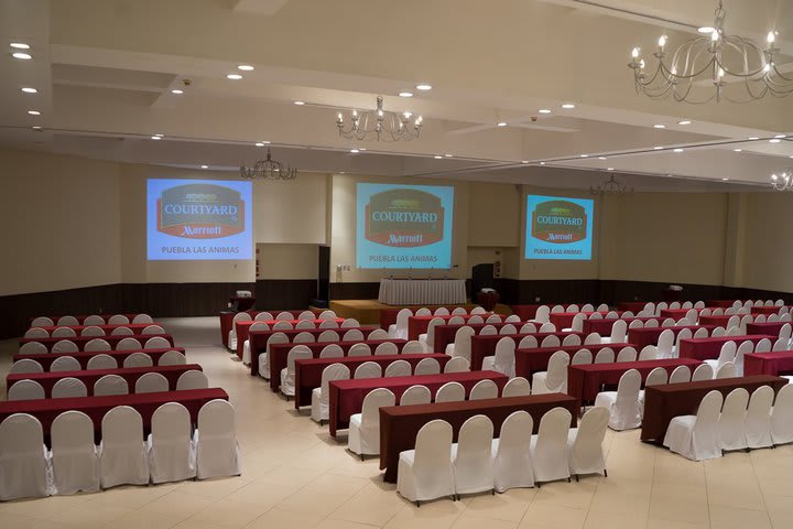 Hay 11 salones de eventos en el hotel