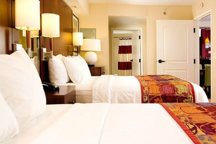 Suite con dos camas queen en el Residence Inn by Marriott Orlando Airport