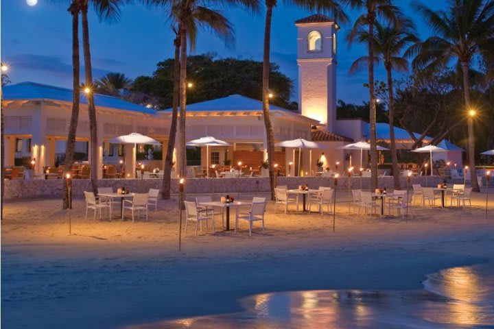 Cena junto a la playa en un restaurante del hotel Fisher Island Club