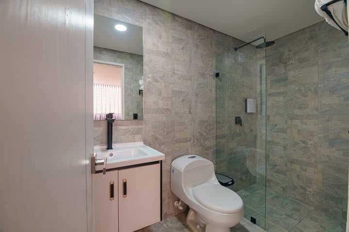 Baño privado con ducha de una habitación