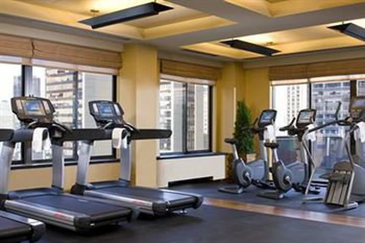 El hotel The Peninsula New York cuenta con gimnasio equipado