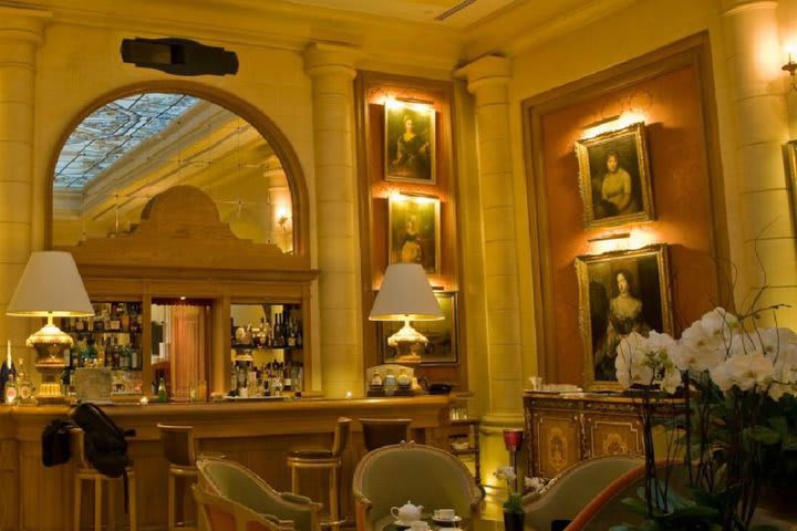 El bar del Hôtel Lotti Paris ofrece cocteles y bebidas