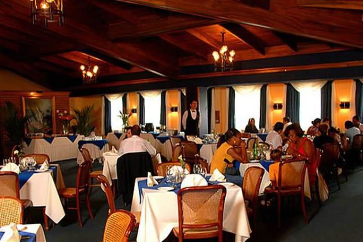 El Hotel Villa Tournon tiene un restaurante de especialidad en mariscos