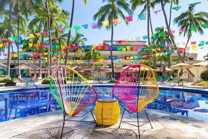 Decoración mexicana en la piscina