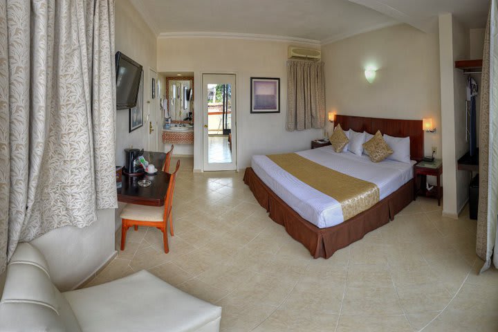 Suite, 1 King Bed, Balcony