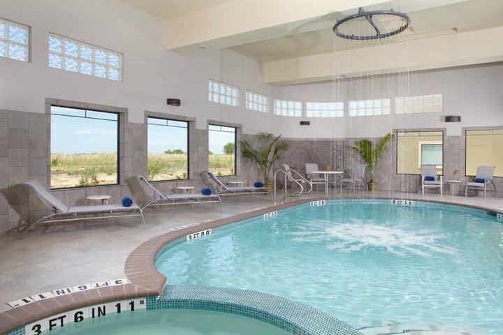 Alberca y jacuzzi interiores en el Best Western Plus Atrea en San Antonio