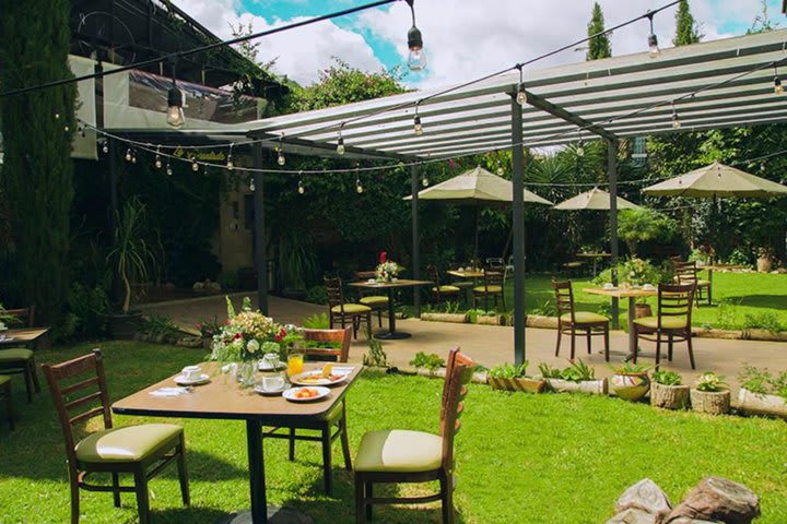 Mesas en el jardín