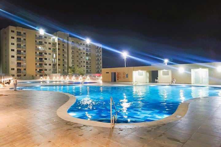 Vista de noche de la piscina