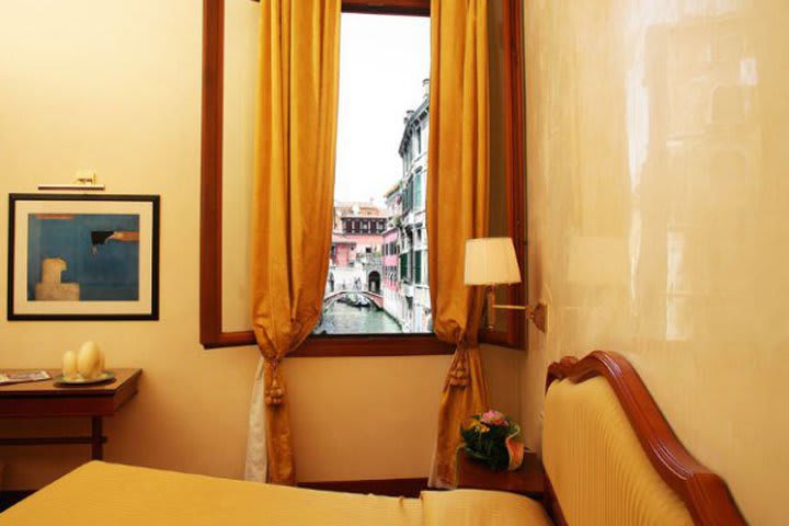 Habitación con vista a los canales de Venecia del Hotel All'Angelo