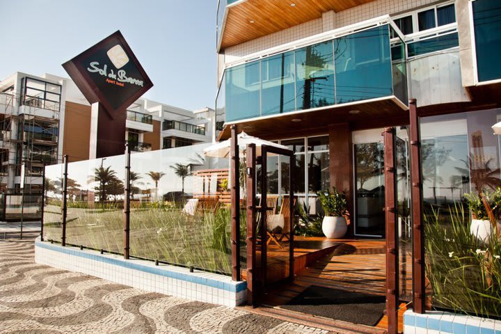 Hotel Sol da Barra 880 in Rio de Janeiro is in front of Barra de Tijuca Beach