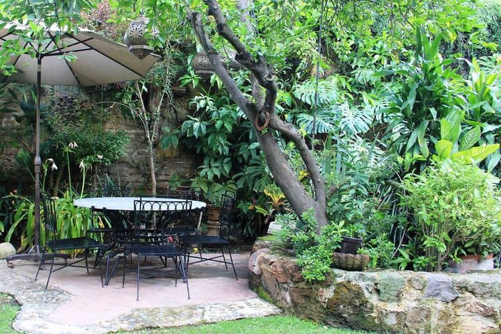 Jardín con árboles frutales en el Villa Ganz, hotel boutique en Guadalajara