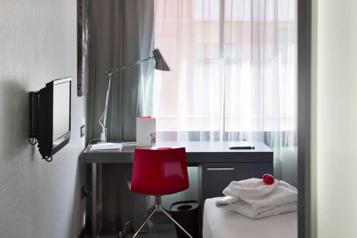 Todas las habitaciones del Hotel Confortel Suites Madrid cuentan con mesa de trabajo