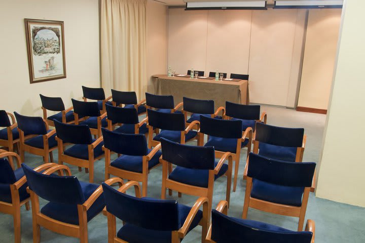 Salón de eventos con montaje en forma de teatro