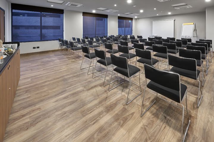 Salón de eventos con acomodo tipo auditorio