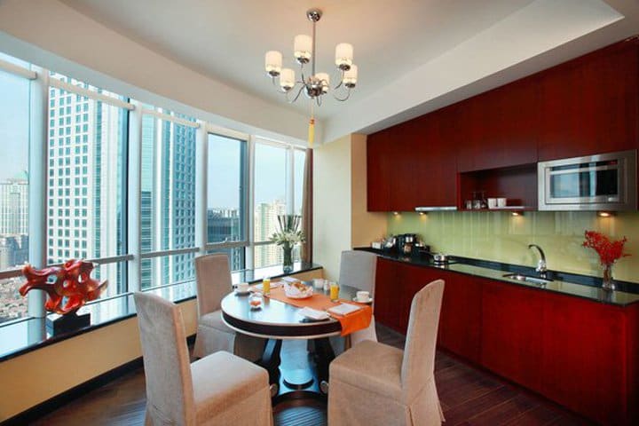 Penthouse with kitchen and views of Shanghai at the Howard Johnson Business Club hotel