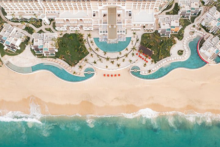 Panorama de la playa y las piscinas