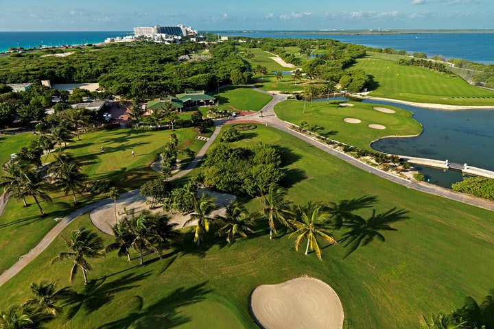 El hotel cuenta con campo de golf de 18 hoyos