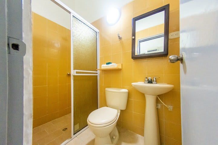 Baño de huéspedes