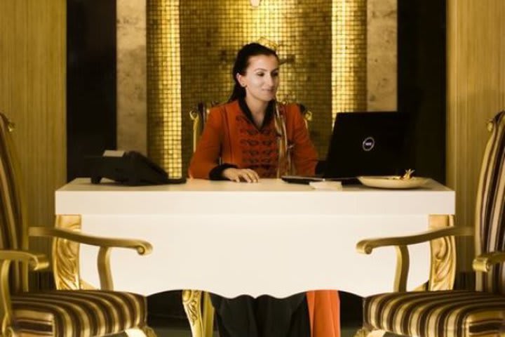 Mesa de concierge del hotel en Estambul, Ottoman Park